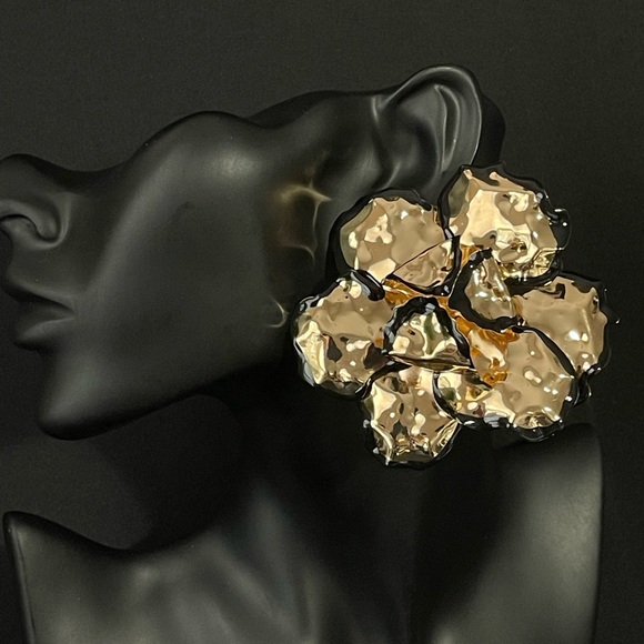 Alizee - ZA Vintage Large Flower Gold Earrings - Picture 8 of 8